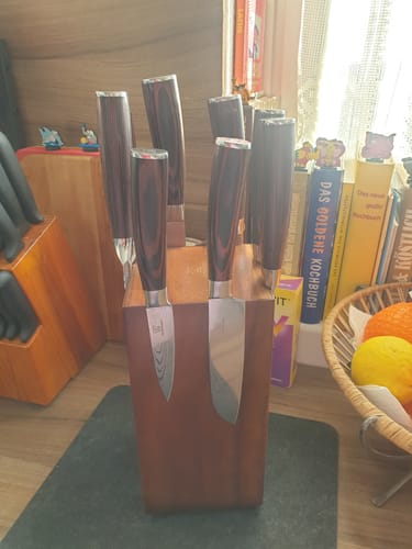 Ein Kunde zeigt das Tsuisuto Kombipaket in dem hölzernen, magnetischen Messerblock.