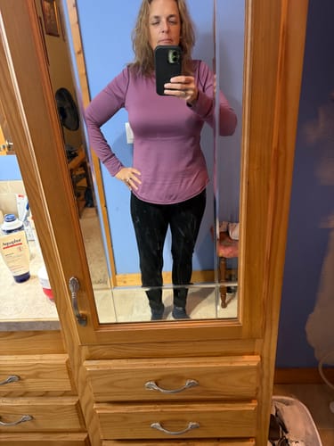 Reviewer shows the fit of the black Piper Pocket Leggings in a mirror.