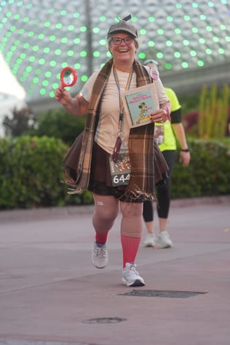 Reviewer running in a race wearing the Premium Bamboo Knee Sleeve on their right knee.
