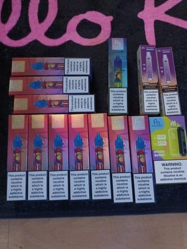 Kundenfoto der Bestellung von RANDM TORNADO 15000 und anderen Vapes in ihren bunten Verpackungen.