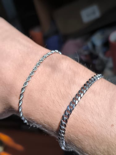 Cliente mostrando el diseño trenzado de la Pulsera Rope 3mm en su muñeca.