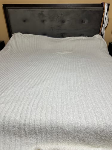 Customer photo review of White Ribbed King Sized Bed Blanket