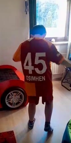Customer photo review of Victor Osimhen Galatasaray Kirmizi Cocuk Formasi KinderTrikot Kids Kit Set Maillot Enfant Soccer Shirt