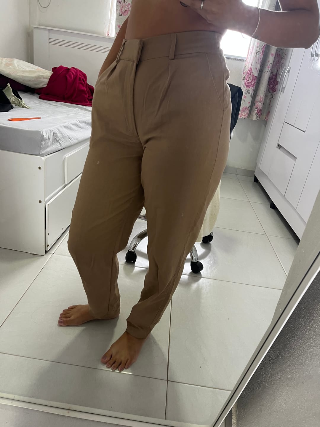 Customer photo review of Calça Slouchy Íris Marrom Claro
