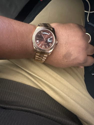 Reviewer wearing the Lucky Fours® Santos watch in Mocha on their wrist.