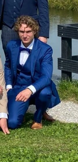 Customer photo review of Traje Regular Fit Azul Cielo – 2 Piezas en Lino