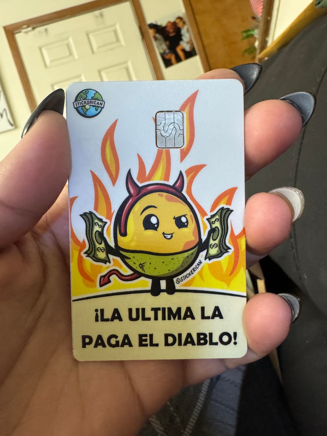 Customer photo review of La Última La Paga el Diablo - Sticker para Tarjeta de Crédito