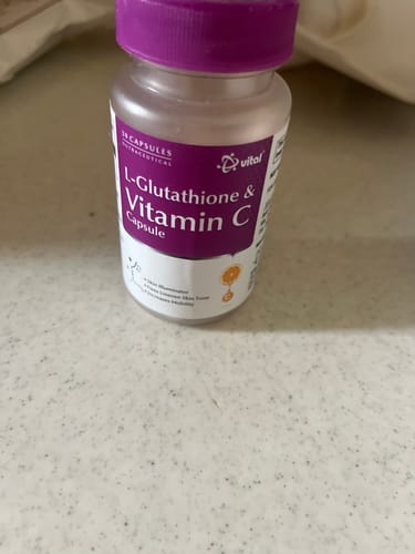 レビュアーのL-グルタチオン & ビタミンC サプリのボトル。カウンタートップに置かれている。