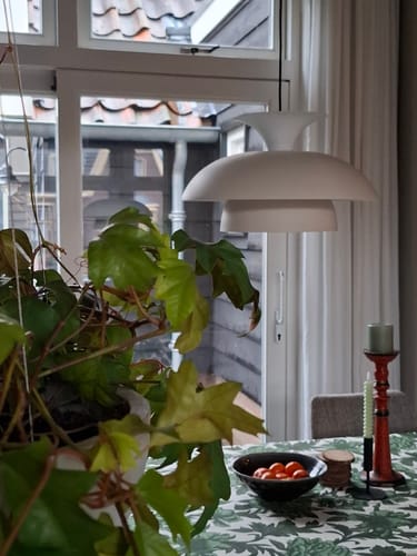 Klant toont de beige Titus hanglamp hangend boven een eettafel in een huiselijke sfeer.