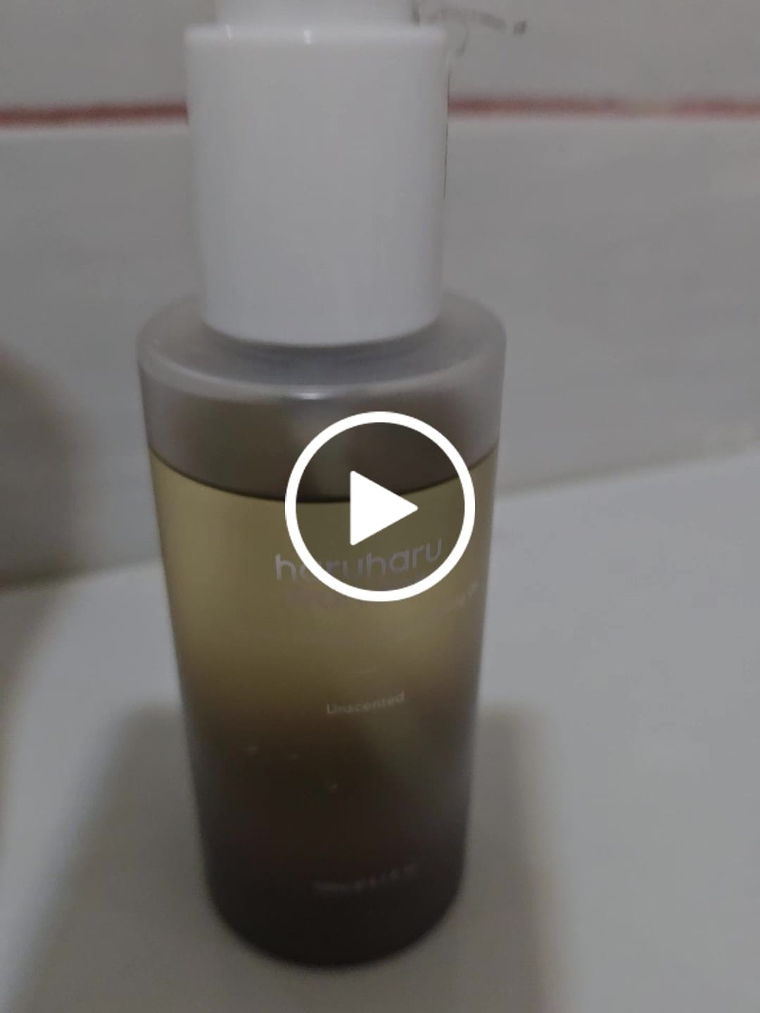 Customer video review of زيت التنظيف المرطب بالأرز الأسود من هارو هارو - 150مل