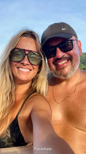 Cliente em uma selfie usando os Óculos Tropea com armação tartaruga e lentes verdes.