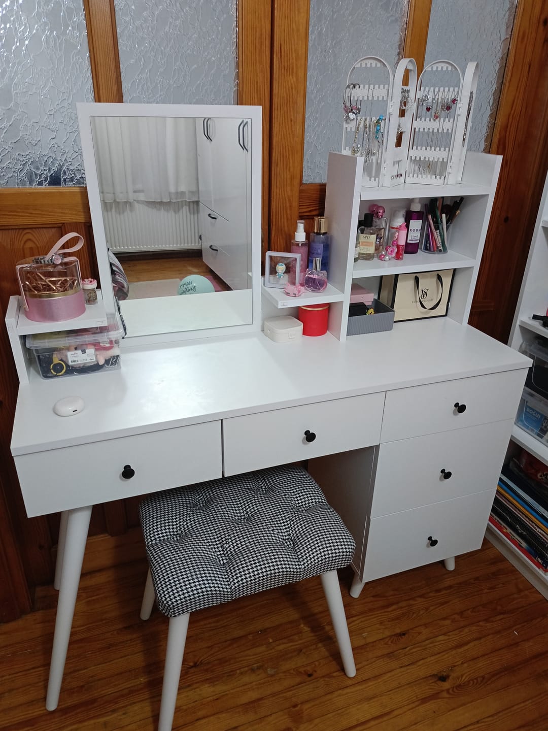 Customer photo review of Rani BJ101 Makyaj Tuvalet Masası 5 Çekmeceli Raflı Aynalı Takı Düzenleyici Puf Takım Beyaz