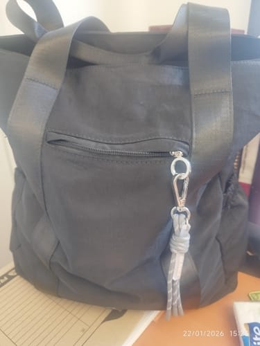 Reseña con foto de un cliente sobre Mochila Notebook Parka Straps Gruesos Llavero