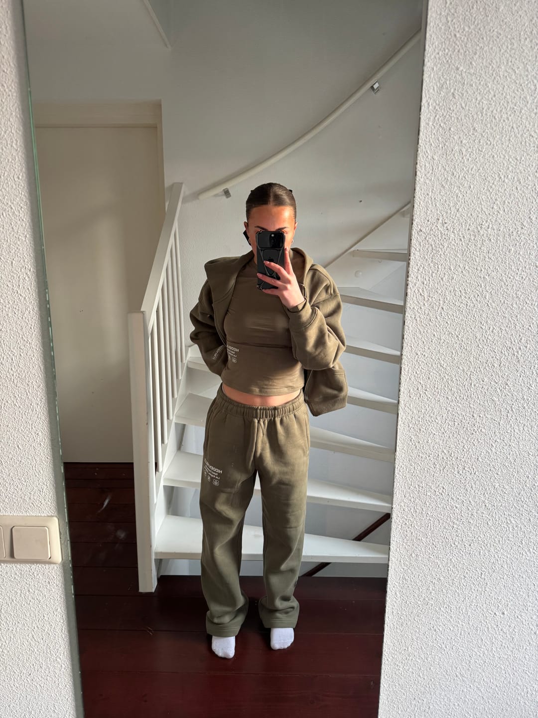 Recenzja ze zdjęciem klienta dotycząca spodni dresowych LABEL STRAIGHT LEG w kolorze SAGE