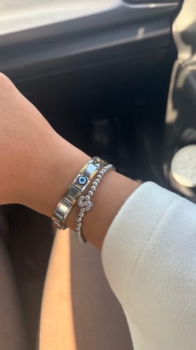 Customer photo review of Pulsera Plateada Con Inicial Mini Bubble Zirconia