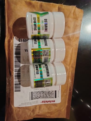 Reseñador/a mostrando los tres botes de suplementos del Combo Masa Muscular recibidos.