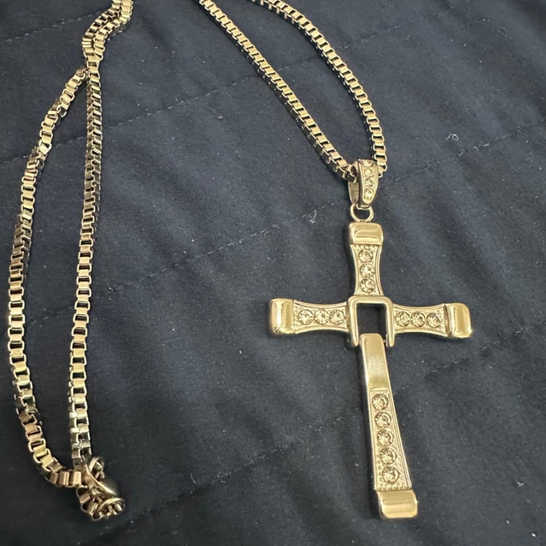 Customer photo review of Collar Toreto Cruz de Acero Inoxidable