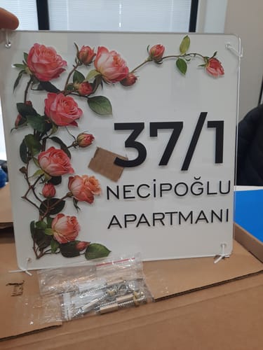 Kişiye Özel Pembe Gül Dallı Kapı İsimliği için fotoğraflı müşteri yorumu
