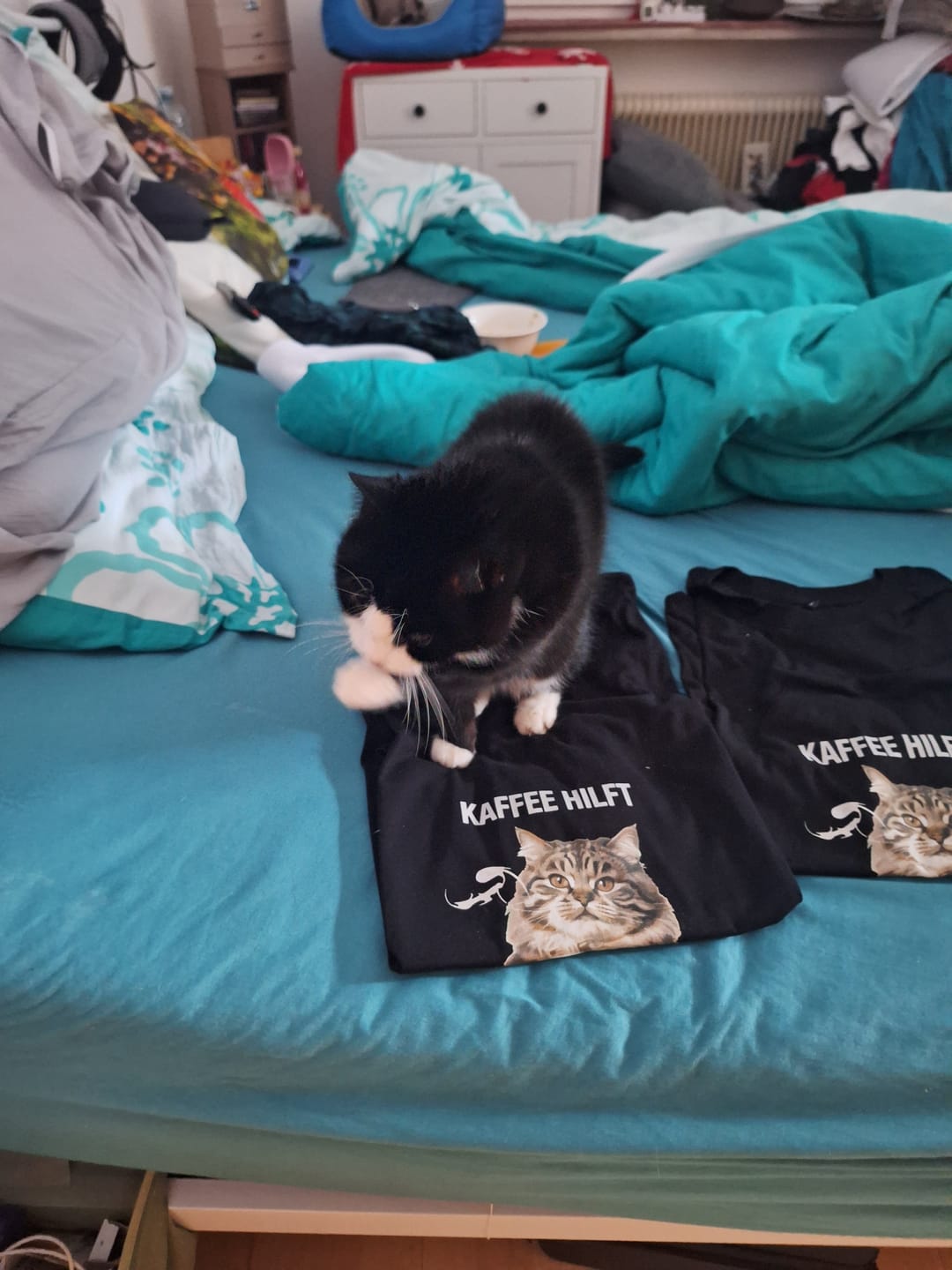 Customer photo review of Kaffee Hilft - Premium T-Shirt