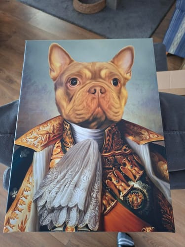 Klant toont een prachtig Napoleon-portret op canvas van een hond in een historisch uniform.