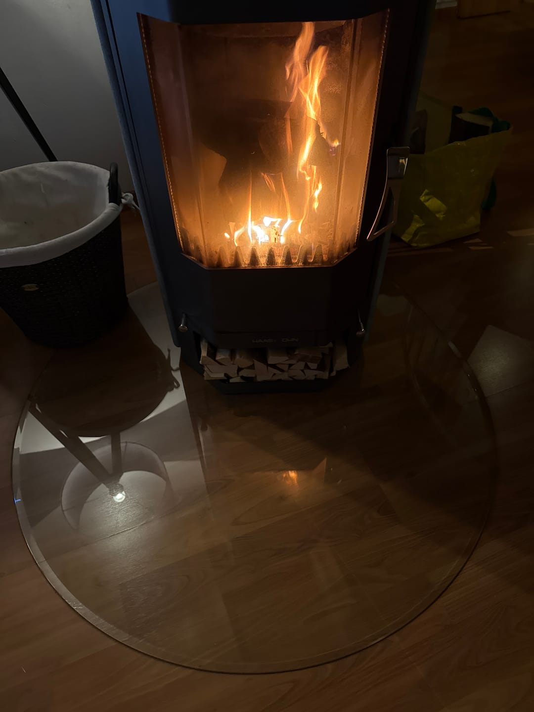 Customer photo review of Glasplatte Kamin, Funkenschutzplatte Glas für Kaminofen - Tropfenbogen