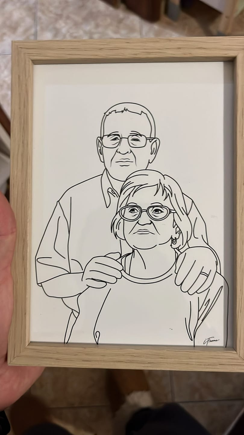 Customer photo review of Quadro Retrato Line Art Personalizado
