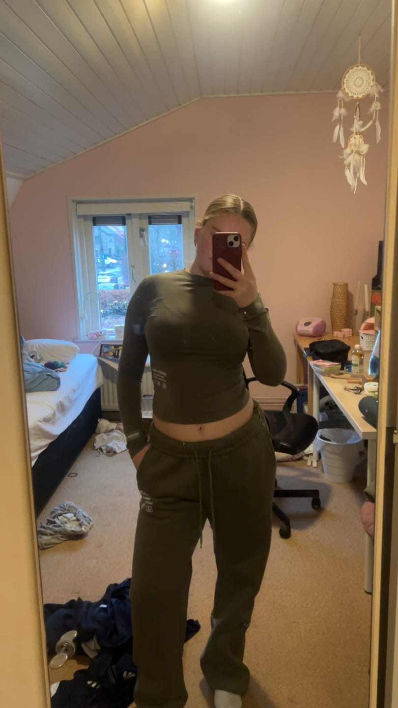 Customer photo review of LABEL LONGSLEEVE TOP SAGE