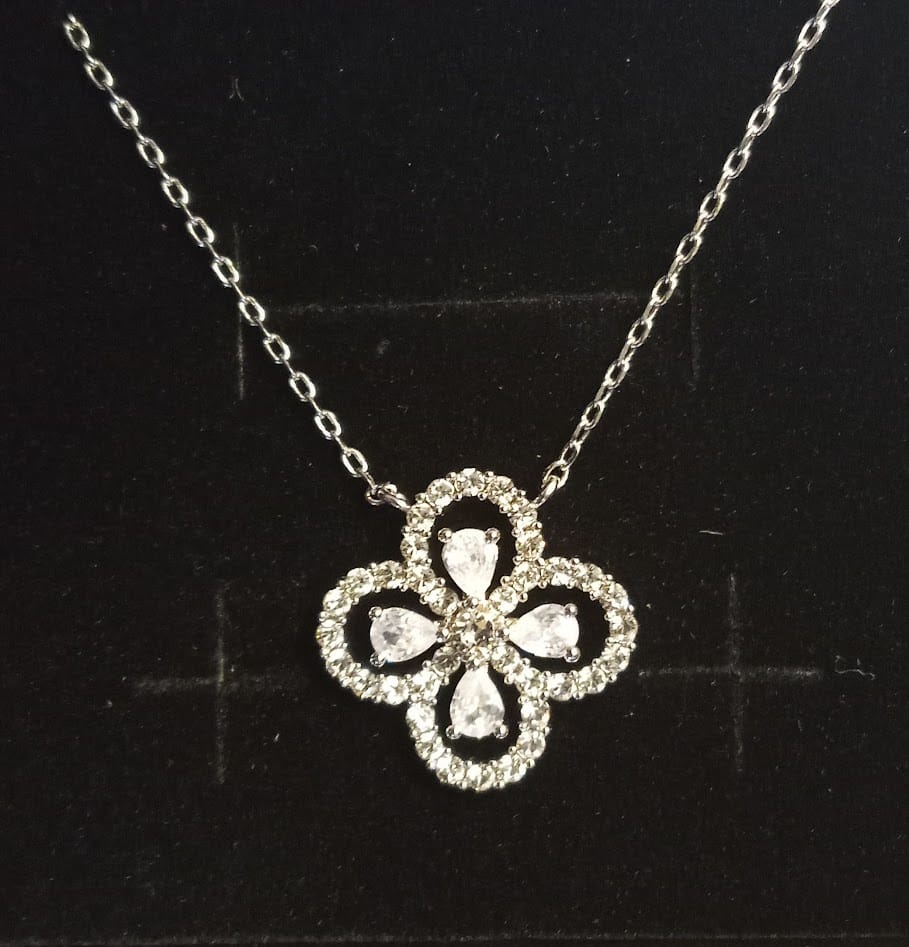 Customer photo review of Marie 18k White Gold Plated Clover/Flower Pendant Necklace with Swarovski Crystals