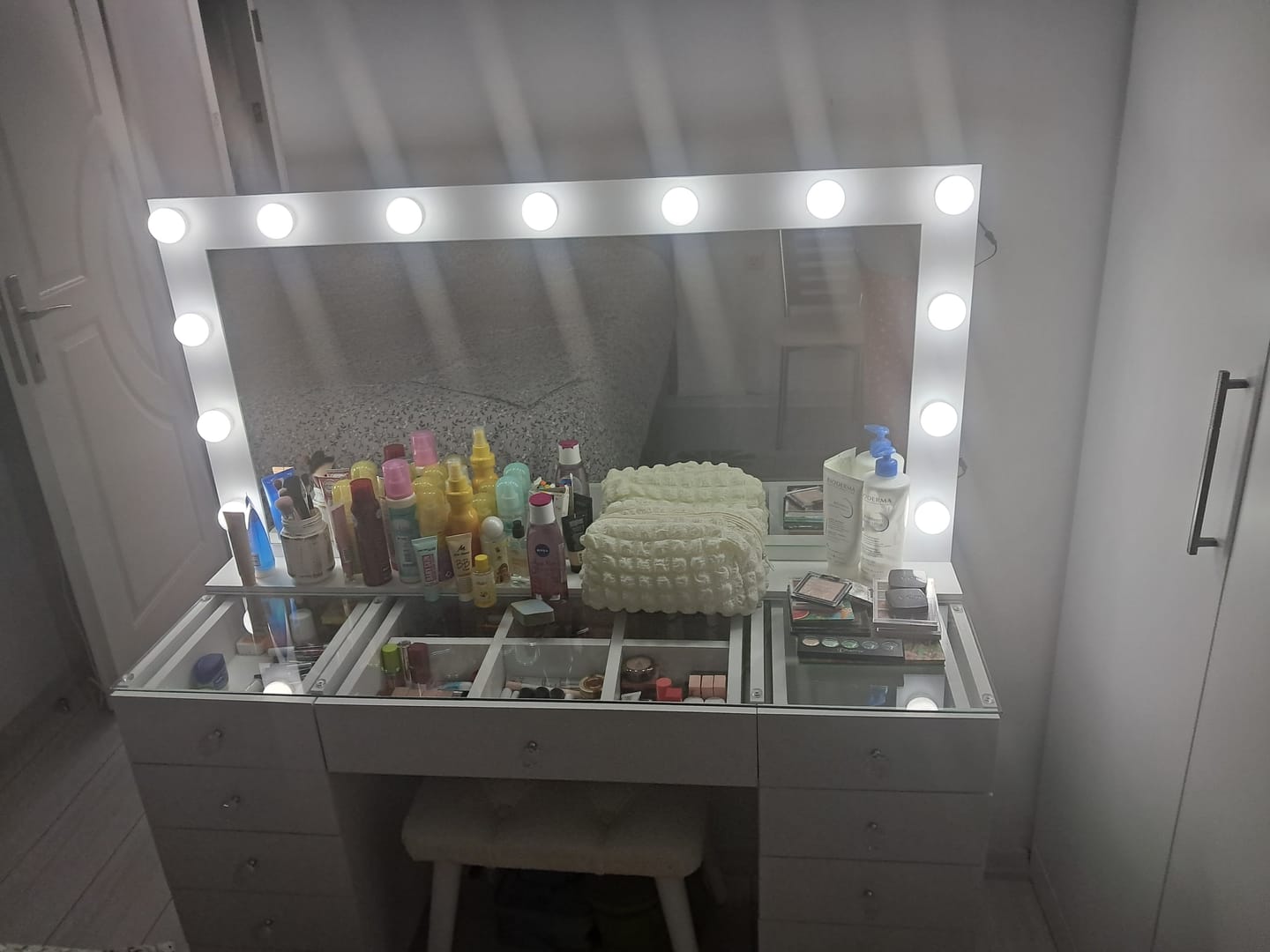 Customer photo review of Rani BJ163 Hollywood Işıklı Aynalı Kulis Makyaj Masası Cam Tablalı 11 Çekmeceli Takı Düzenleyici Puf Takım Beyaz
