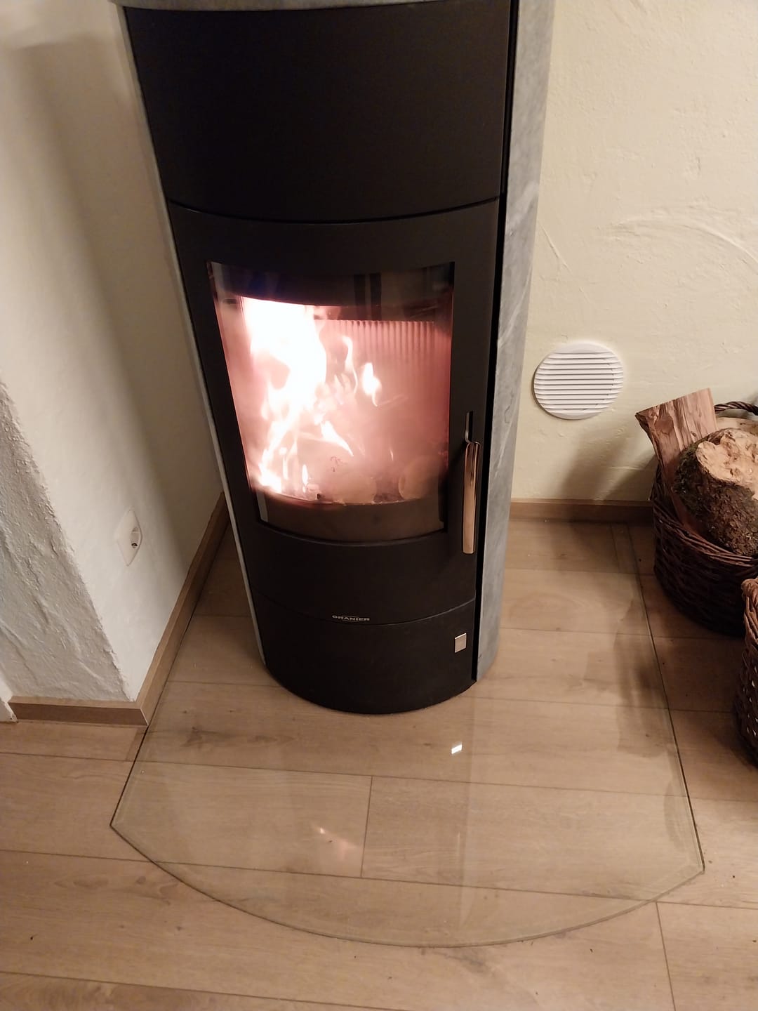 Customer photo review of Glasplatte Kamin, Funkenschutzplatte Glas für Kaminofen - Segmentbogen