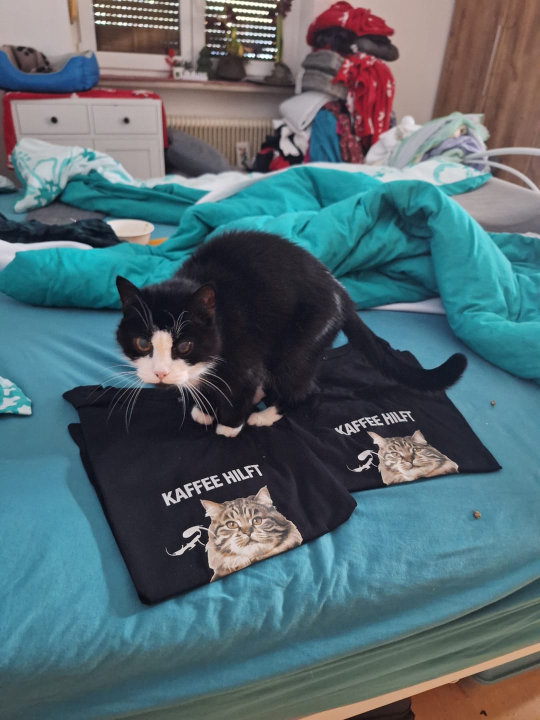 Customer photo review of Kaffee Hilft - Premium T-Shirt