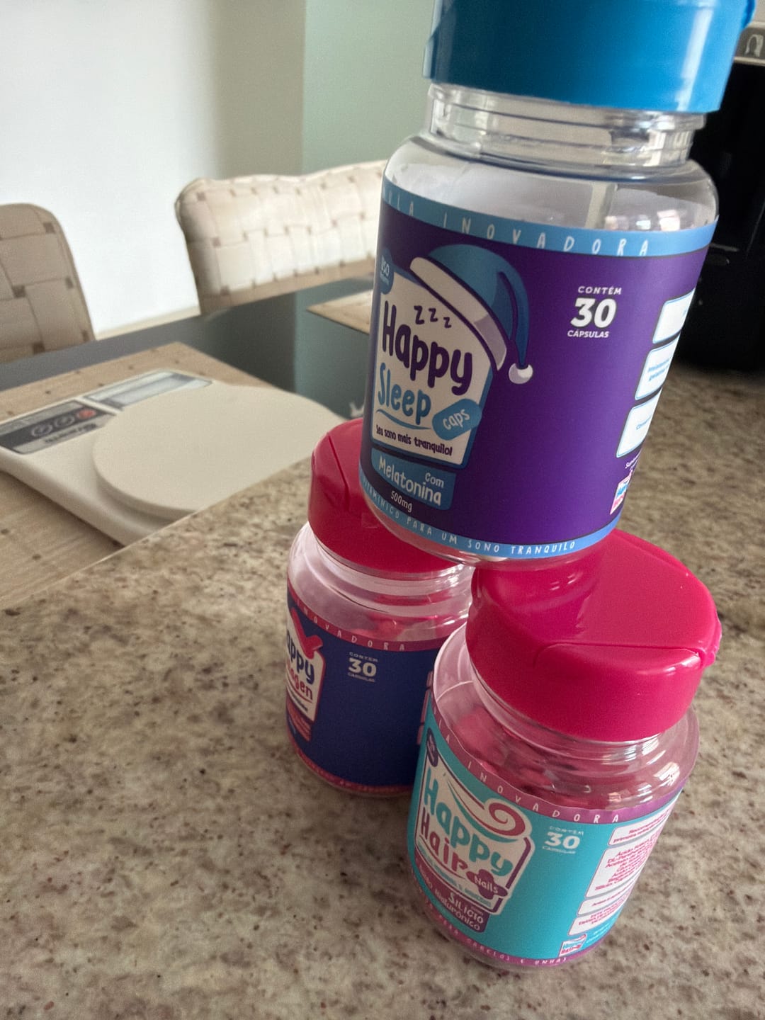 Customer photo review of Happy Hair 6 Potes + 6 Potes Grátis + 2 Colágenos + 1 Melatonina (Total 15 Potes)