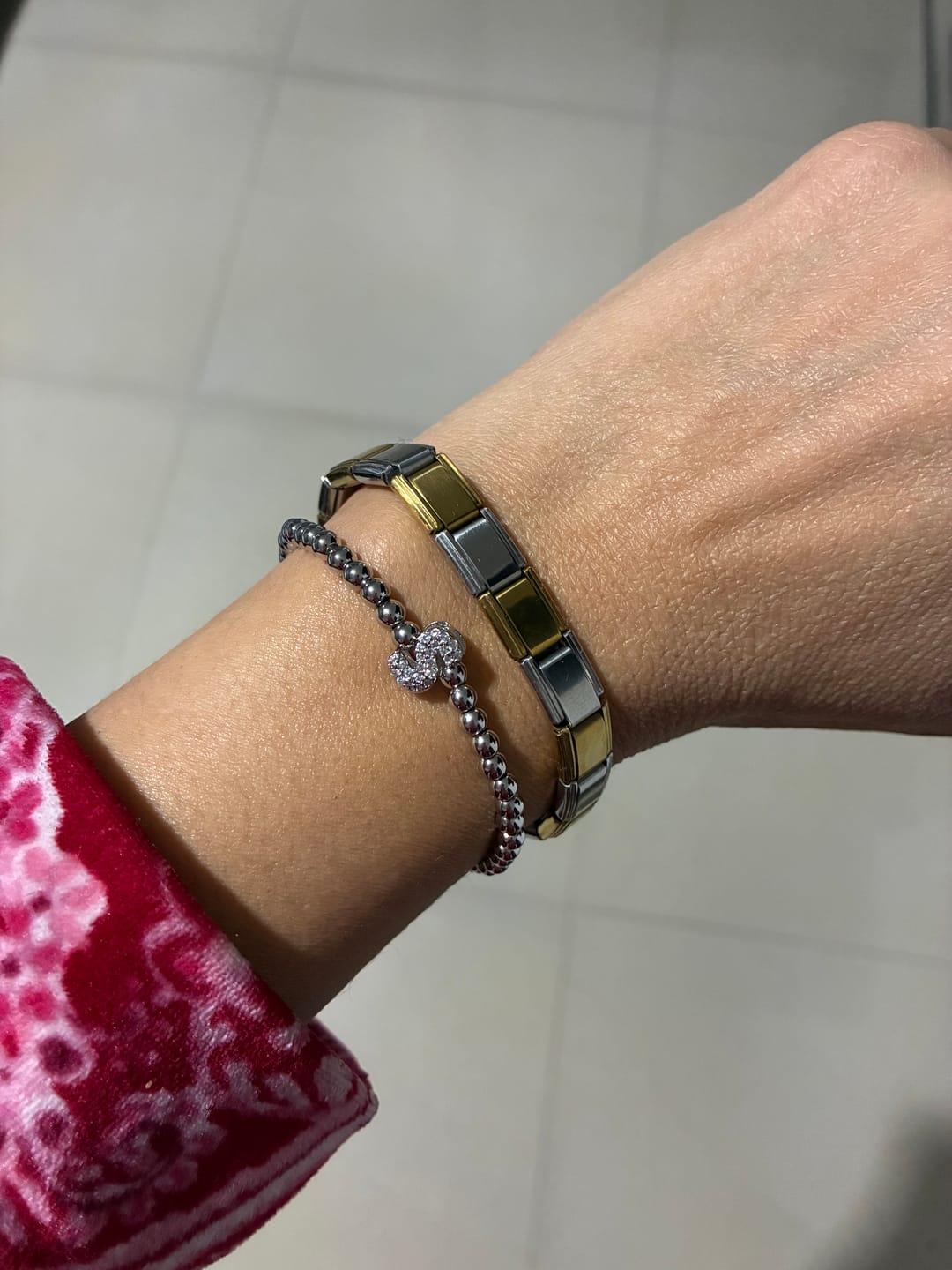 Customer photo review of Pulsera Plateada Con Inicial Mini Bubble Zirconia