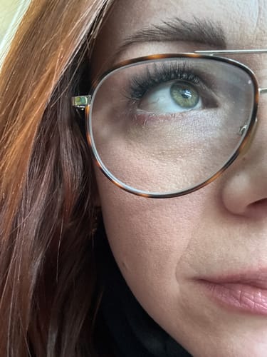 Nahaufnahme des Auges einer Rezensentin, die die vollen Secret Surprise Wimpern nach 7 Tagen Tragezeit trägt.