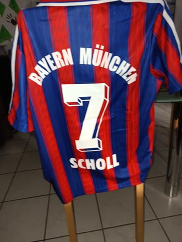 Customer photo review of Mehmet Scholl Bayern Munich 1995–1997 Retro Football Jersey Kit