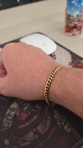 Primer plano de la Pulsera Miami Cuban 5mm Oro en la muñeca de un cliente.