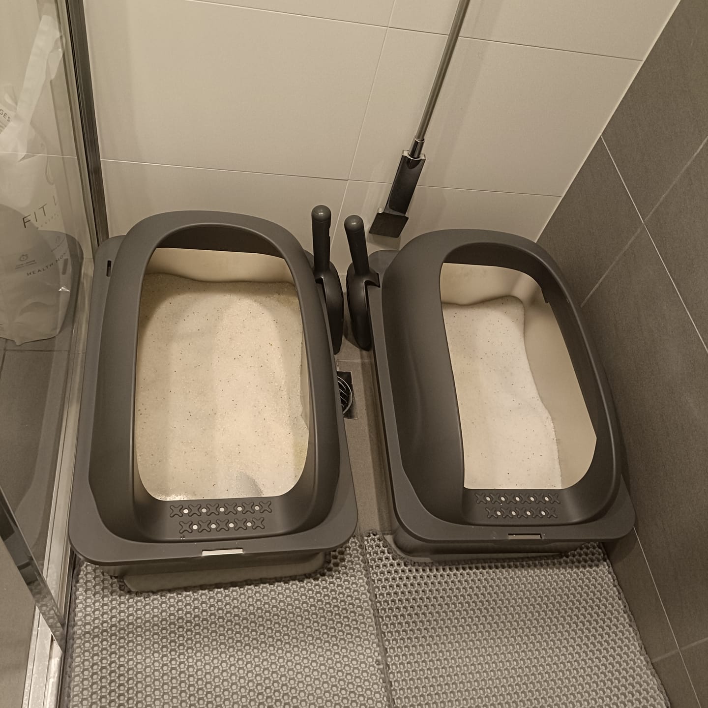 Customer photo review of Stainless Steel Cat Litter Box Large Semi-Enclosed