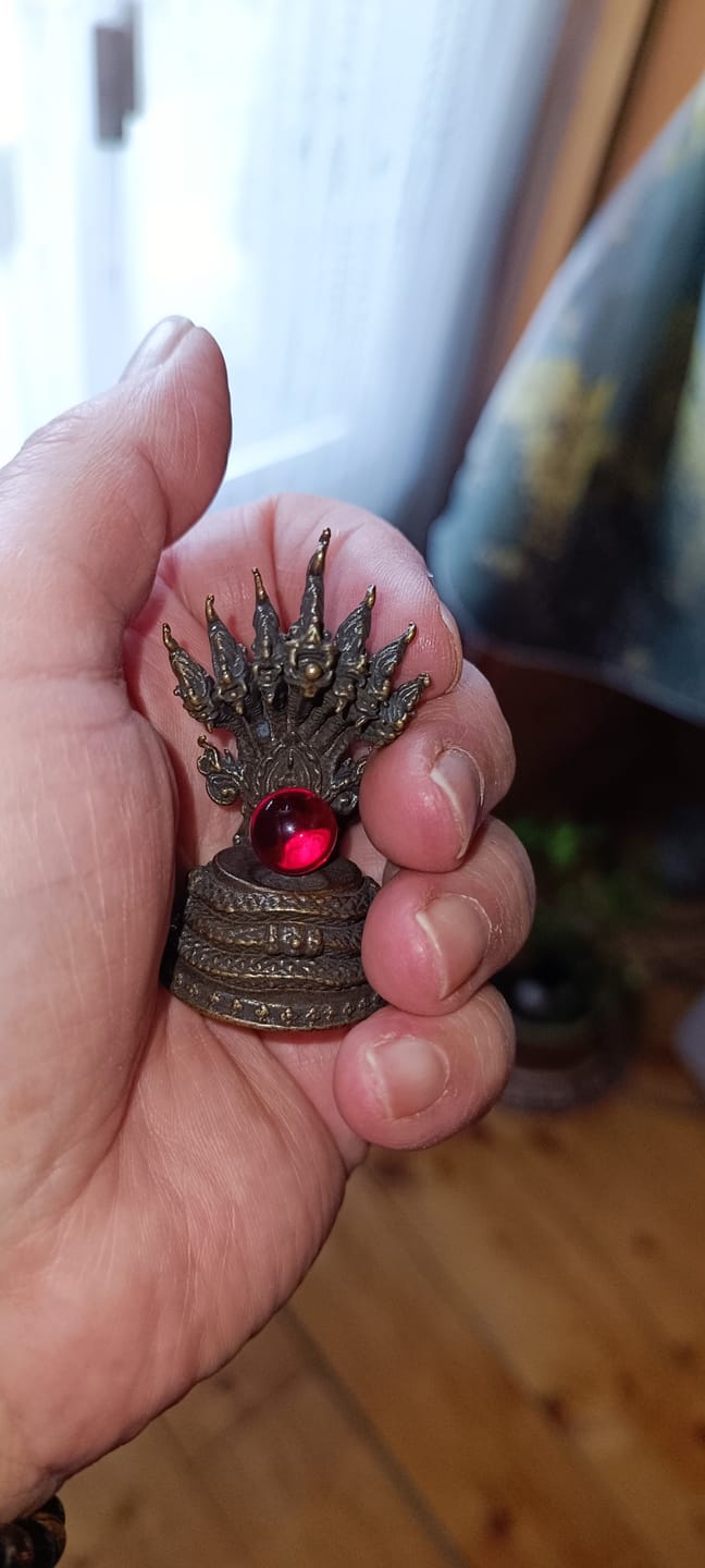 Customer photo review of Statuette du Roi des Nâgas à sept têtes en bronze avec bille de cristal des nâgas rouge # 669