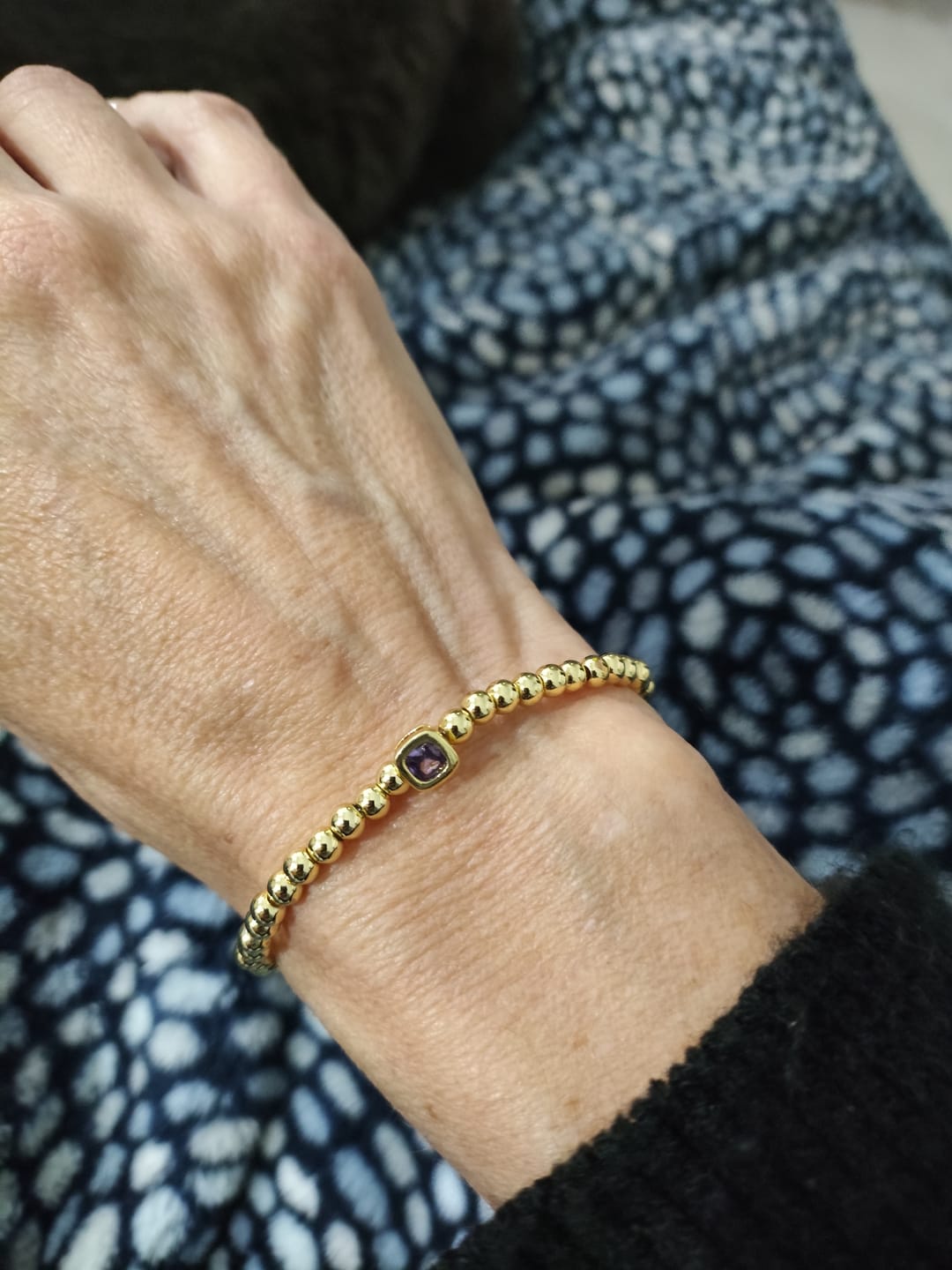 Customer photo review of Pulsera Dorada Bolitas Birthstone Cuadrado