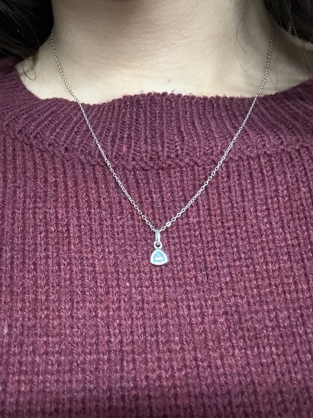 Customer photo review of Collar Plateado Dije Birthstone Triangulo