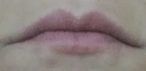 Близък план на устните на рецензент преди да използва тинта BERRISOM MY LIP TINT.