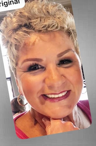 A smiling reviewer showing off her full, dramatic eyes after applying LuxeBold lashes.