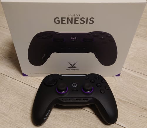 製品パッケージの前に置かれた、購入者の黒いVoid GENESISコントローラー。