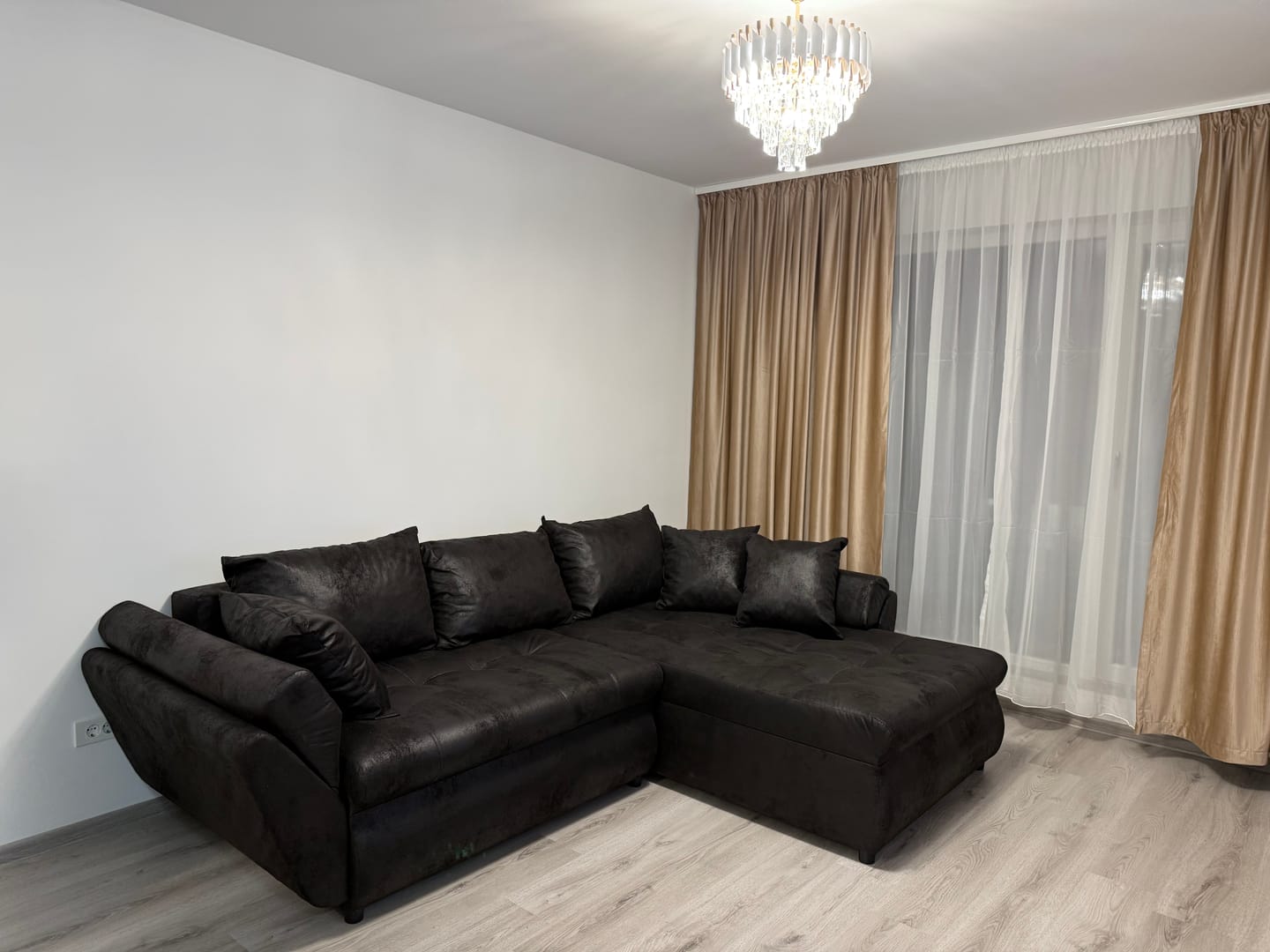 Customer photo review of Colțar extensibil dumonde cu ladă de depozitare si sezut confortabil din spuma HR, Loana Madagaskar Black II 270x185 cm