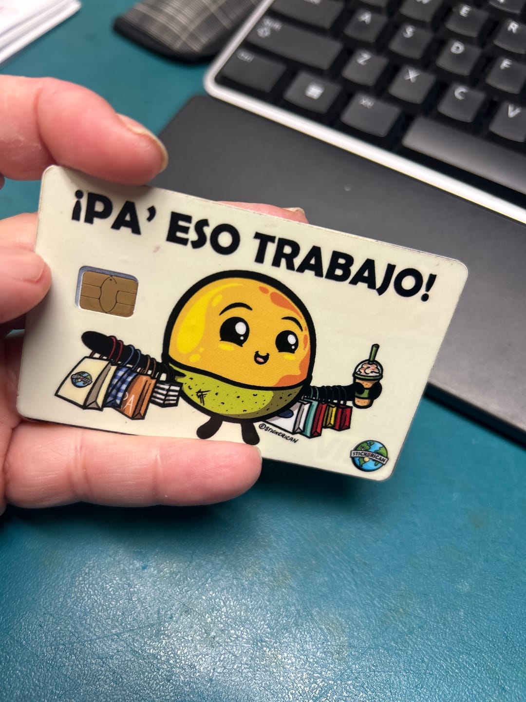 Customer photo review of Pa’ Eso Trabajo - Sticker para Tarjeta de Crédito
