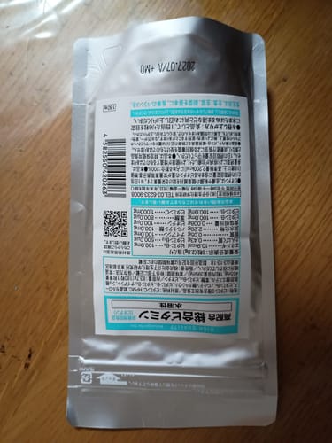 購入者による「高配合 総合ビタミン」のパッケージ裏面の写真。成分表示のラベルが写っている。