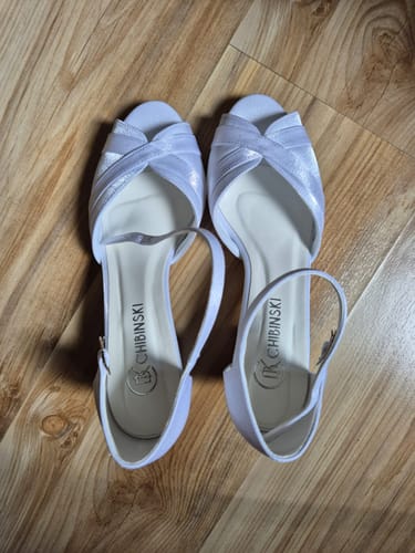 Customer photo review of Sandália Noiva Salto Médio Velvet Branco