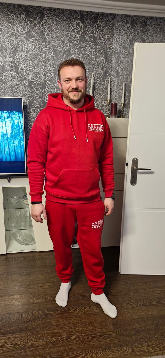 Customer photo review of Lifestyle Herren Hoodie rot mit Stickerei by SAEBIS®
