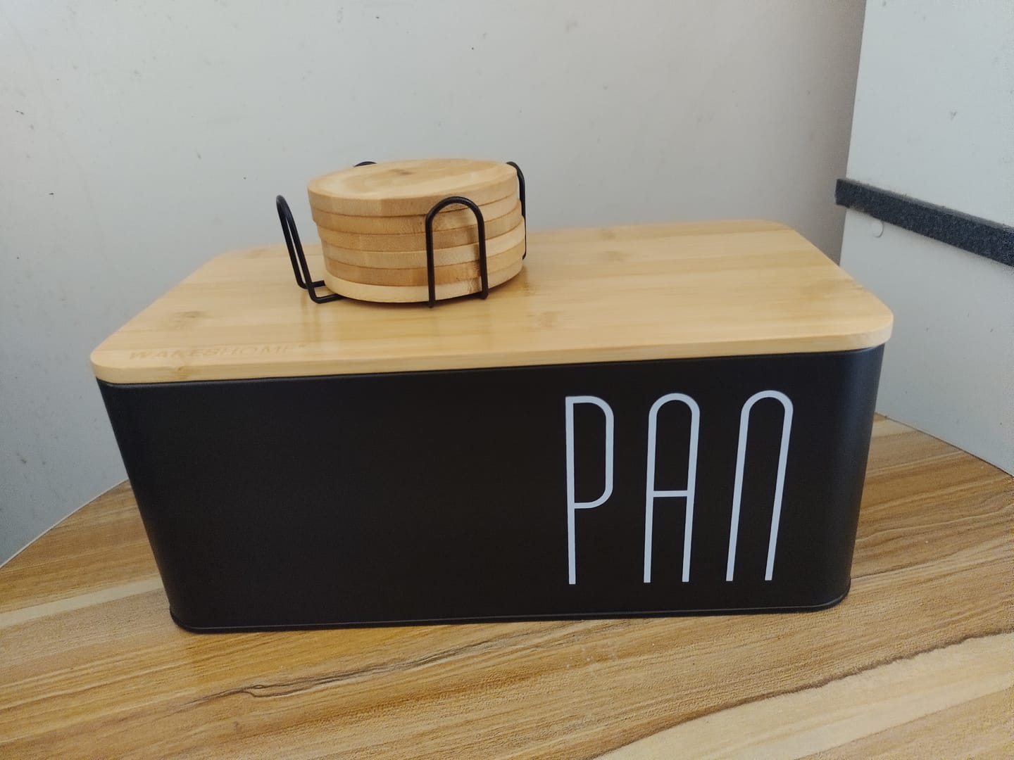 Customer photo review of Paneras Caja de Pan Caja Acero Inoxidable con Tapa Tabla De Cortar De Bambú