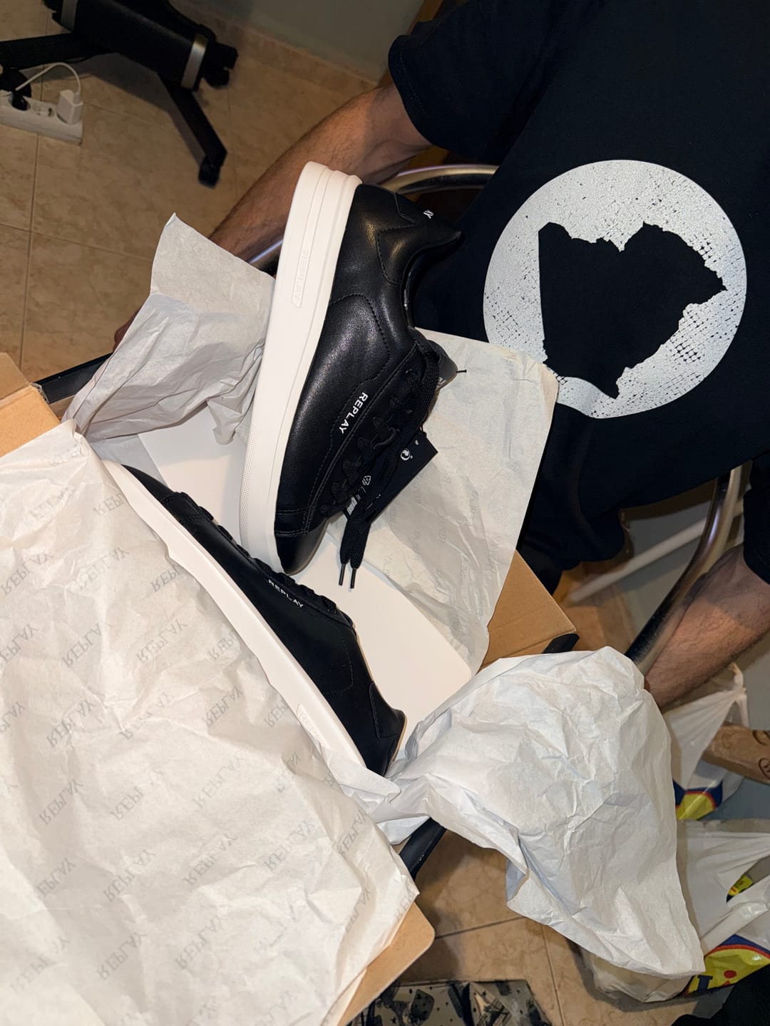 Customer photo review of ZAPATILLAS "UNIVERSITY DIRECT" - NEGRO/BLANCO - REPLAY | RZ4O0014L